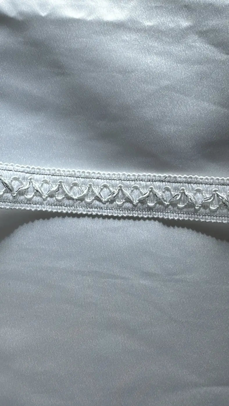 Galão fio l&l de algodão 80% com renda prateada delicada e padrão scalloped em tecido branco suave
