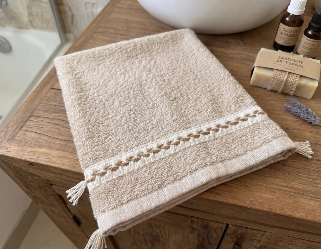 Beige toalha de mão em algodão natural com acabamento em trança e franjas galão fontainebleau l&l alta costura