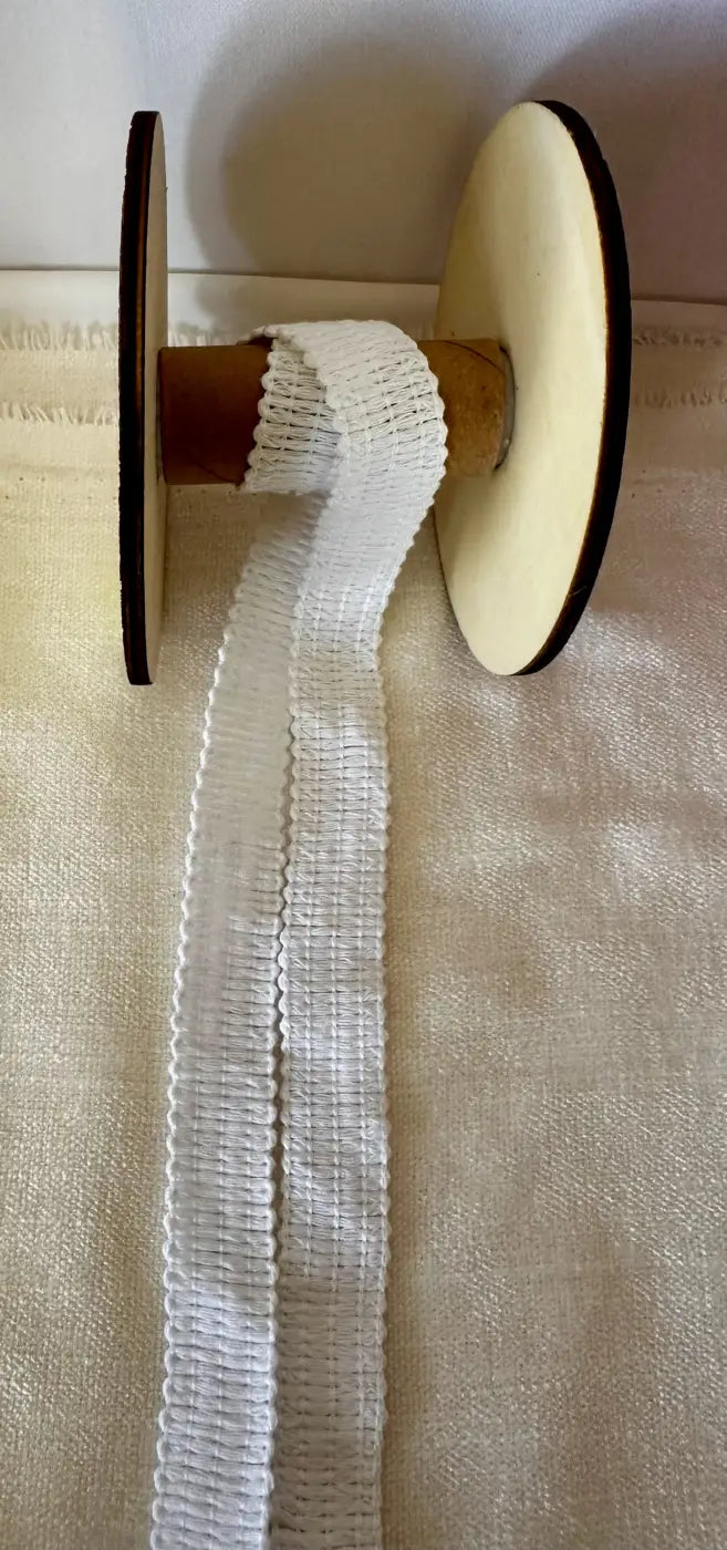 Galão savile puro algodão nobre branco com textura e brilho suave enrolado em carretel de madeira 20mm