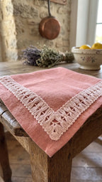 Galão treliça em algodão 100% natural 30mm com ponto aberto em guardanapo de linho rosa com borda em croché creme l&l