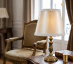 Galão trianon acabamento discreto em abas de cetim creme com renda branca em base de candeeiro de latão ornamentado