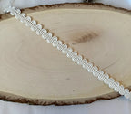 Galão trianon em renda branca com padrão delicado em scallop e acabamento discreto em rayon 10mm