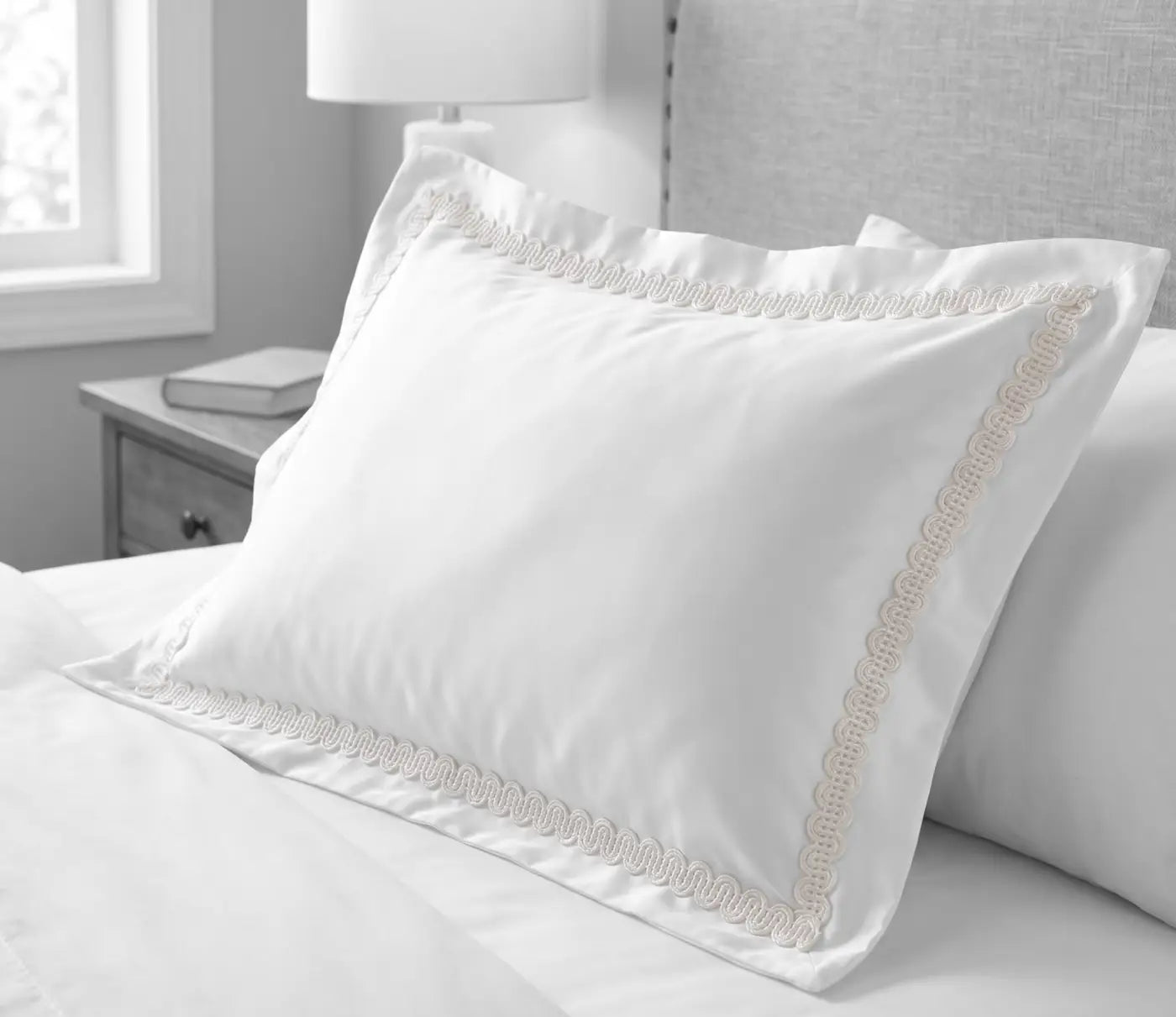 Almofada branca de cetim com galão trianon em rayon 10mm e acabamento discreto em renda creme bordada fina
