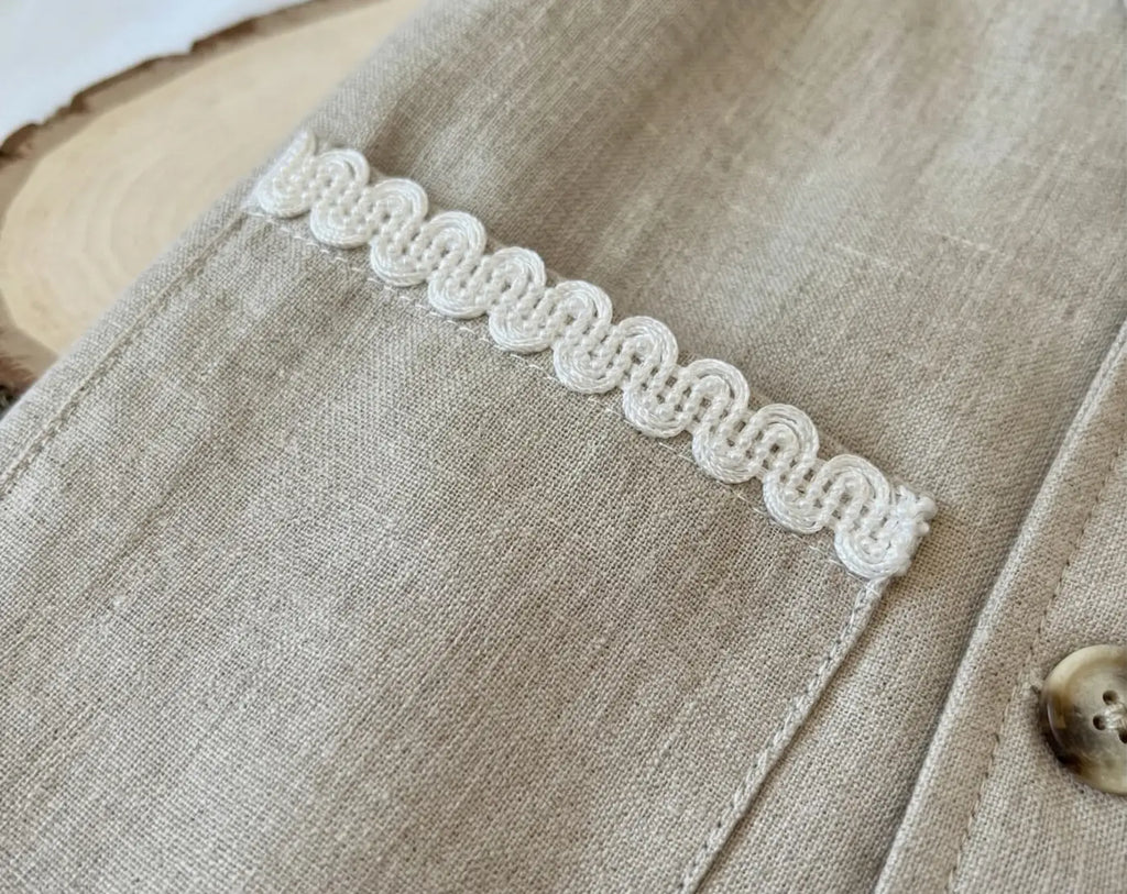 Bege galão trianon em rayon 10mm com acabamento discreto e acabamentos minuciosos no bolso com galão branco