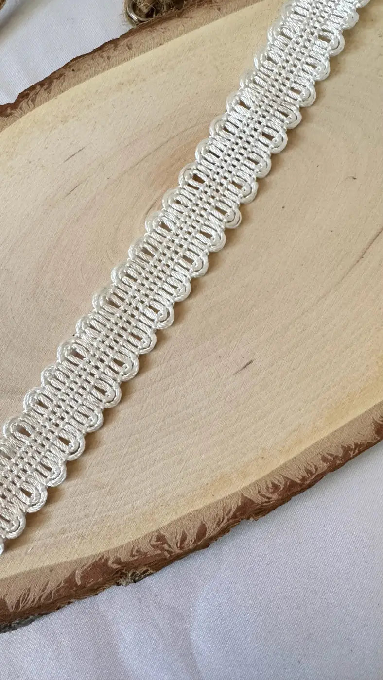 Delicado galão vendôme branco em renda com padrão ondulado repetido em rayon entrançado 25mm