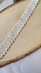 Delicado galão vendôme branco em renda com padrão ondulado repetido em rayon entrançado 25mm