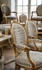 Elegante cadeira de braços dourada galão vendôme com estofado em tweed cinza e branco e acabamento rendado delicado