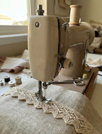 Cream-colored vintage sewing machine with metallic needle sewing renda arabesco algodão puro 50mm bico recortado