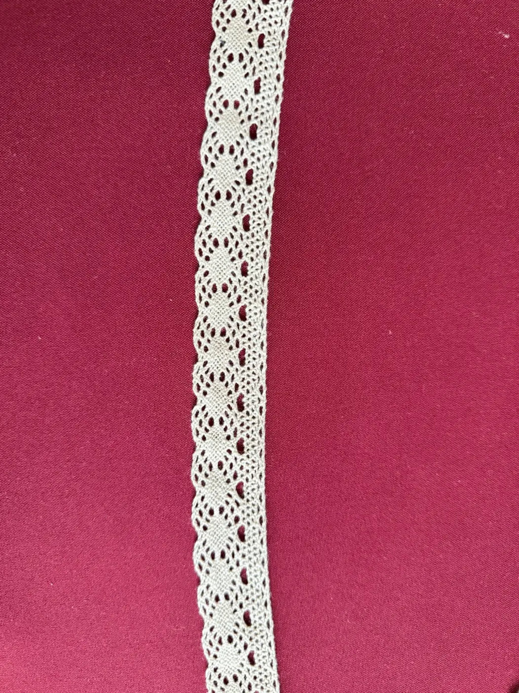 Renda ponto fino off-white em algodão puro com padrão floral e bordas onduladas de 30mm