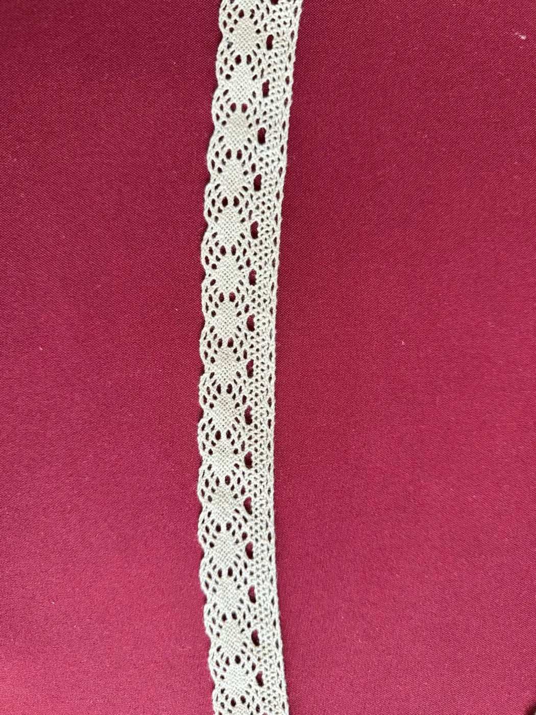 Renda ponto fino off-white em algodão puro com padrão floral e bordas onduladas de 30mm